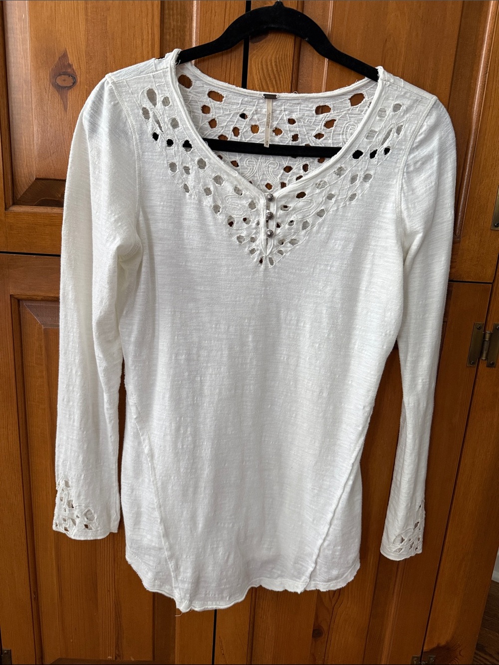 Vintage Free People Off White V-Neck Long Sleeve Top with cutwork details. Med
